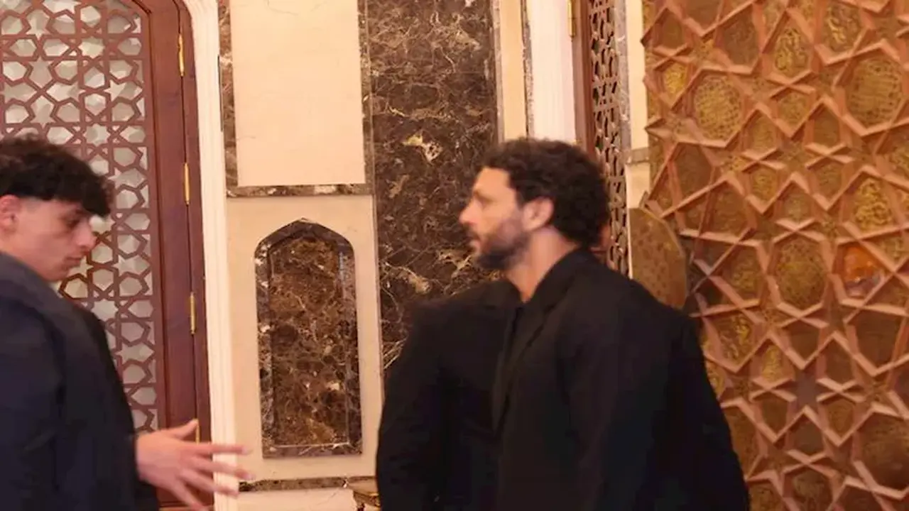 حسام غالي وعمرو النقلي في لقطات من داخل عزاء الراحل بـ 3 صور